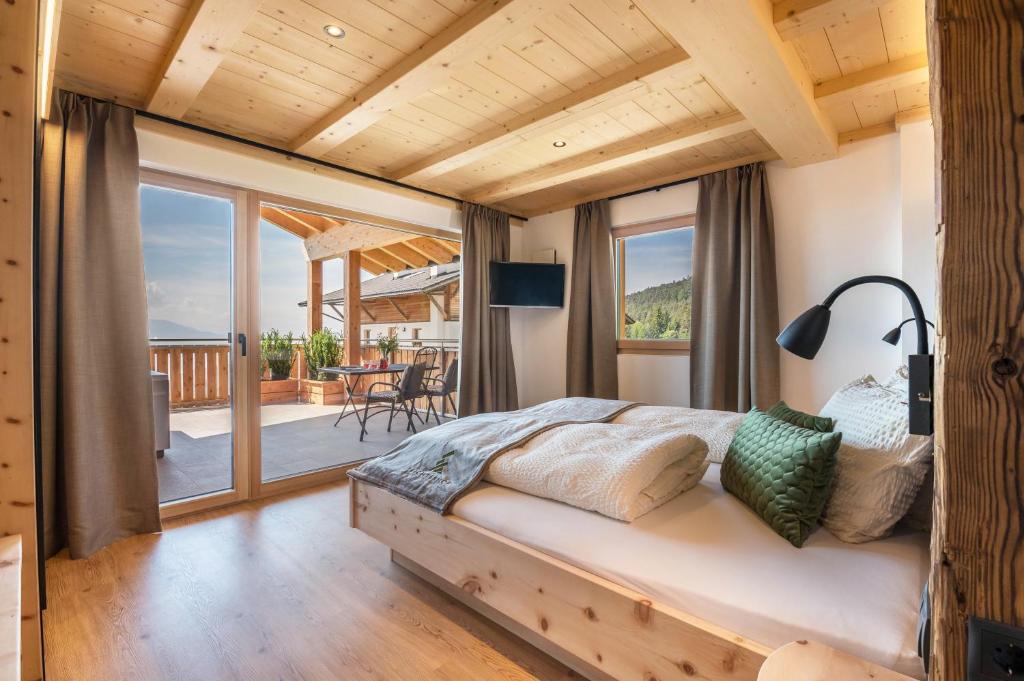 Спальня с выходом на балкон